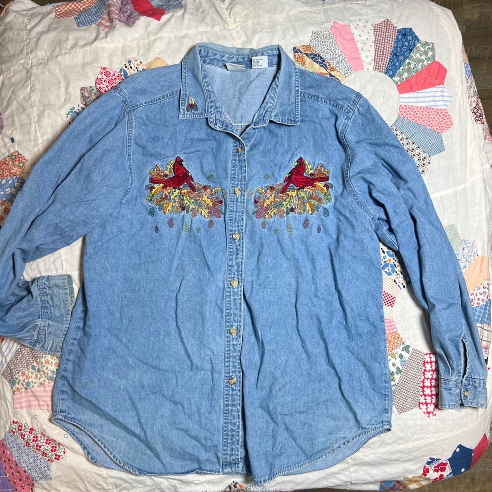Bobbie Brooks Womens XL Denim Shirt Embroidered Cardinals Birds Light Wash‎